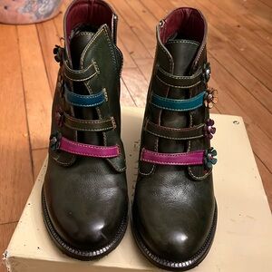 L’Artiste Maleeka Western mid calf bootie gorgeous!